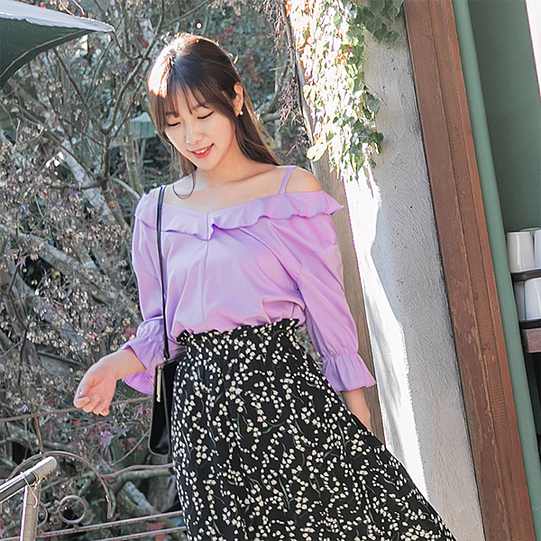 荷葉領拼接展現優雅氣息露肩設計使整體感女人味迷人加分