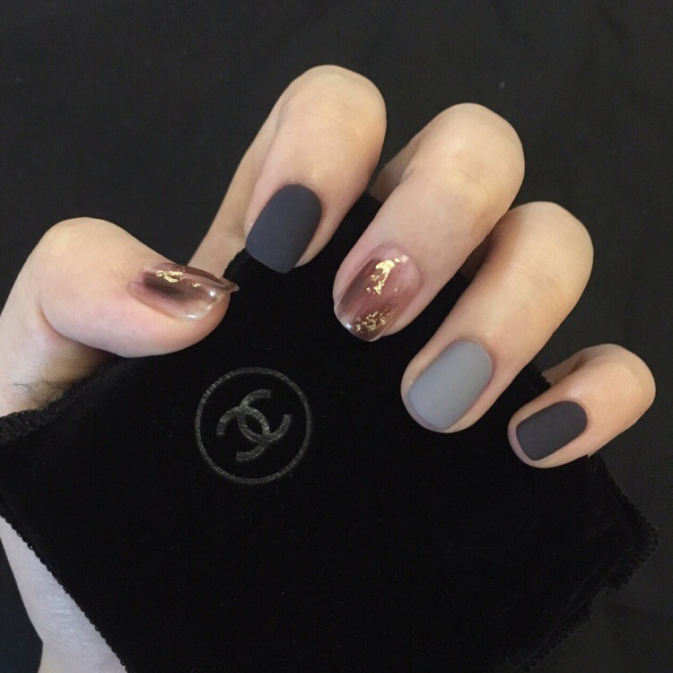 **此款甲片背後已有果凍背膠，一撕即可黏貼 美甲工具： 材質：ABS樹脂 規格：24片/盒 貨源：公司貨 產地：中國 保存期限：5年 *注意:指甲生產出來是一版整條,工人要一個個掰下來,指尖是連接處,