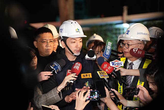 台北市慶城街一處新建工程工地在23日晚間發生塌陷，市長蔣萬安趕往現場了解情況並對外說明。(北市府提供)