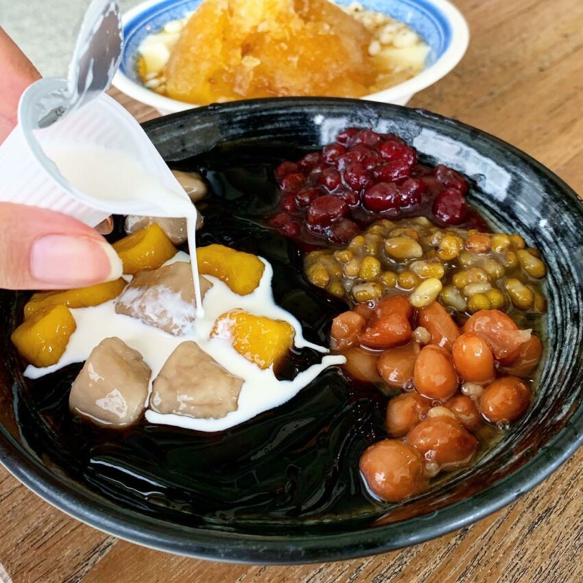 羅東美食，炎炎夏日最適合來和平豆花，吃上一碗芋圓仙草奶凍，芋圓、地瓜圓、仙草凍和三種豆類，滿滿的一碗光看就覺得幸福。