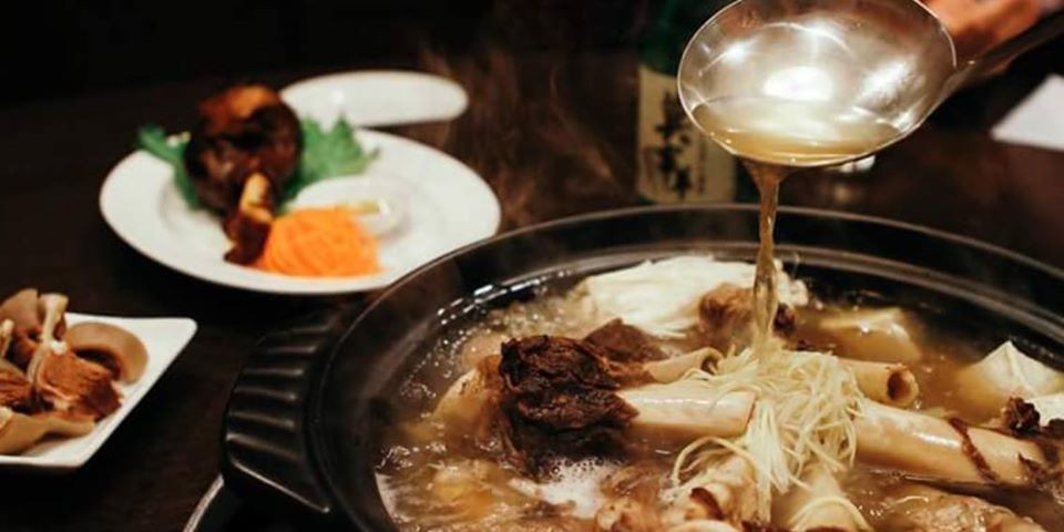 一品蔬菜羊肉爐，招牌鍋底「菜心羊」與現宰北送的溫體羊「現燙生羊肉片」是必吃！