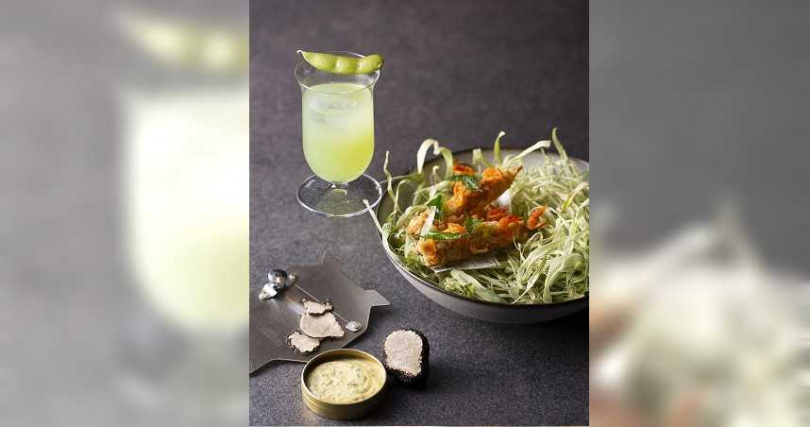 「油炸玉米筍/櫻花蝦/松露美乃滋」搭配調酒「Envy Me」。(圖／台北萬豪酒店INGE'S Bar & Grill提供)