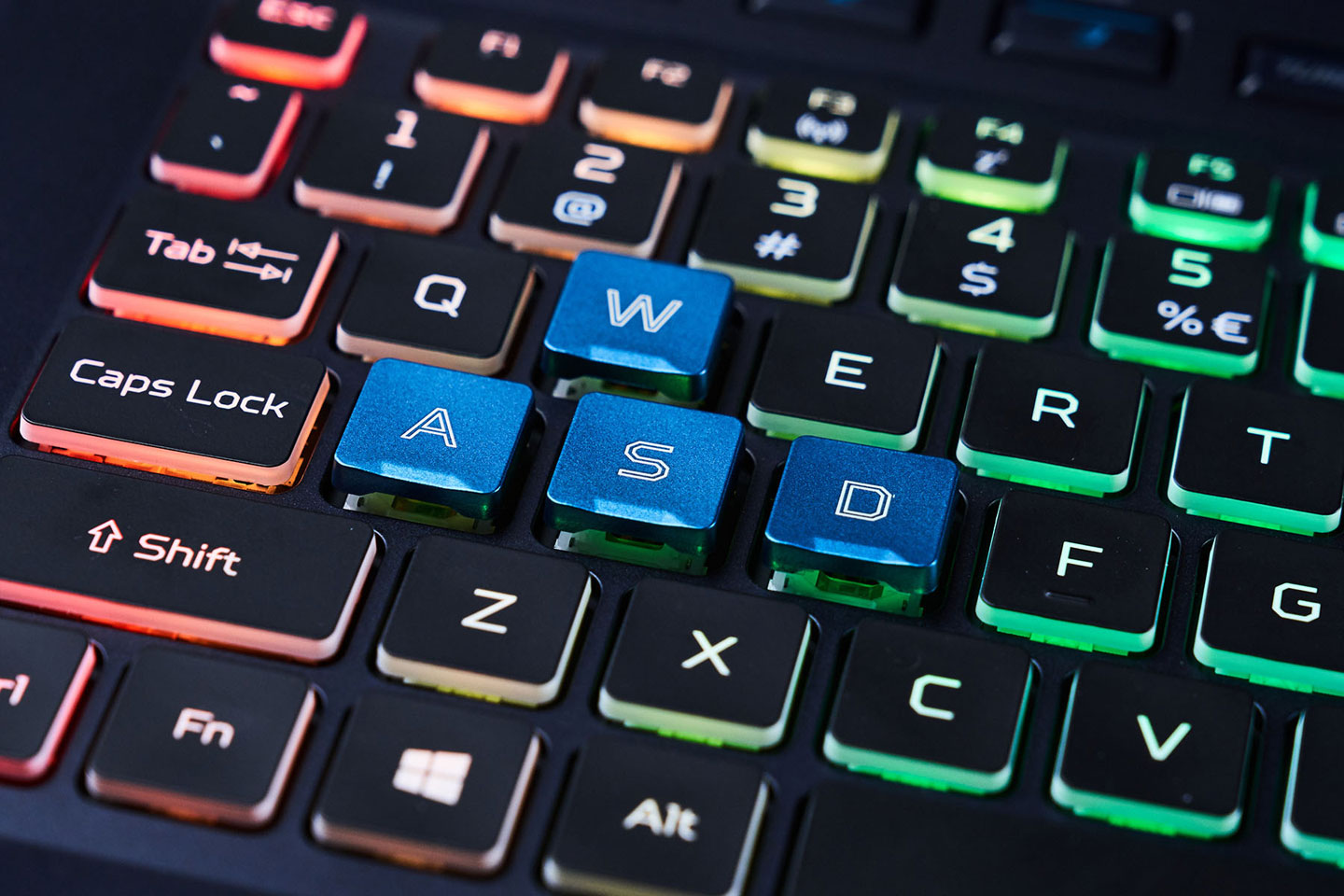 替換的鍵帽有兩組，裝上之後比預設鍵帽還高，不只能達到更佳的手感，也能自訂觸發鍵程的設定。