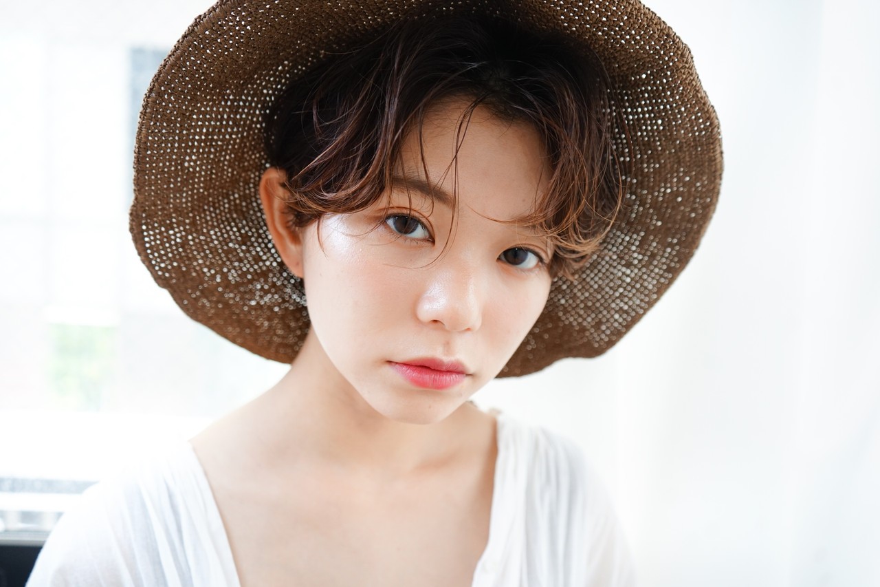 夏の麦わら帽子に似合うヘアスタイルは