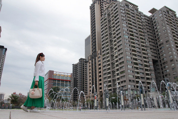 『台灣輕旅拍，外拍推薦』輕鬆自在走遍台中市七期國家歌劇院、堁夏咖啡 Café Crotchet、蔦屋書店 台中市政店、草悟廣場、道和六藝文化館刑務所演武場捕捉網美一日景點，透過鏡頭紀錄每一刻回憶-Snaping 攝影服務直擊分享