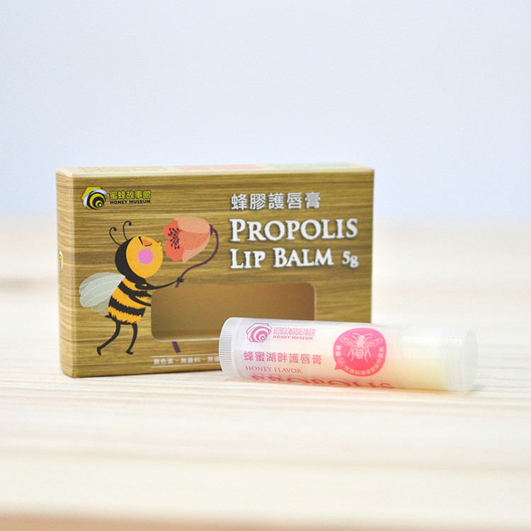 【原味草原】蘊含蜂膠與純淨蜂蠟，溫和有效修護、改善唇部乾裂的狀態，具有水潤保濕的效果，質地柔滑給您自然光澤、還你嬰兒般的柔嫩雙唇，無添加香精、無色素，寶寶也適用喔！【蜂蜜湖畔】採集蜂膠，搭配細緻的蜂蠟