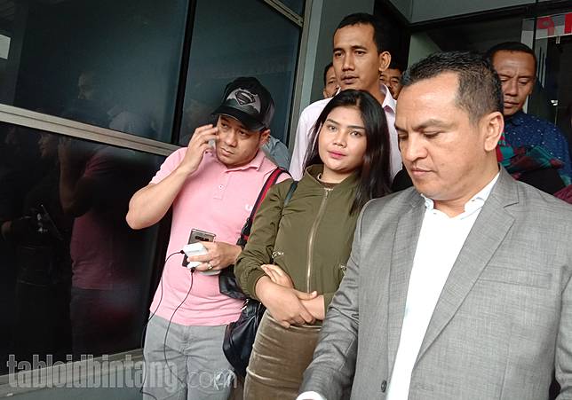 Polisikan Dewi Perssik, Rosa Meldianti Bawa 10 Barang Bukti