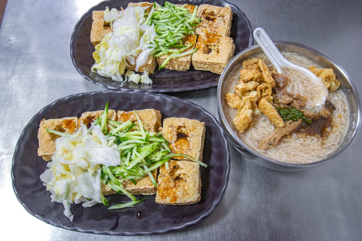 免費紅茶、熱湯無限喝！台中人激推６家臭豆腐：50年老店、爆量泡菜堆成山
