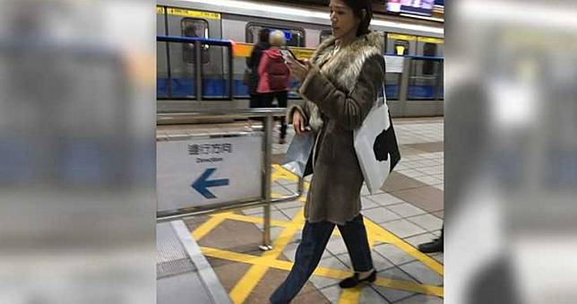 豪門女星「省錢搭捷運」　被直擊迷路...臉色青筍筍