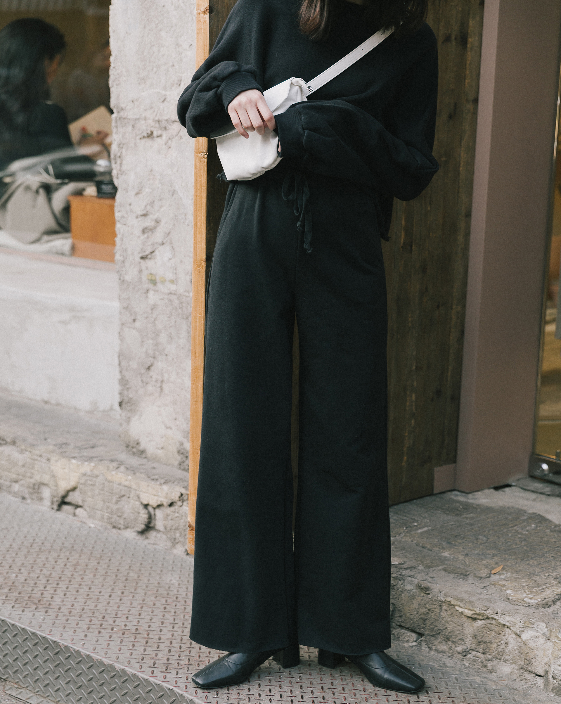 親膚衛衣棉料/腰做鬆緊抽繩/兩側有口袋/褲口不修邊隨性感