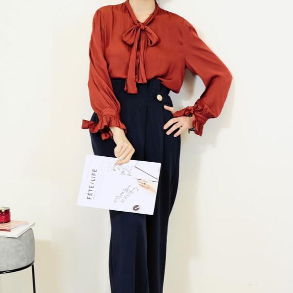 商品編號4988323商品特色品牌: Don't forget正韓空運絲滑觸感垂領造型俐落磚紅△ 因電腦解析度及螢幕等問題會有色差差異，以收到的商品實品為準。 △ 下單前欲確認貨量及任何問題歡迎使用聊