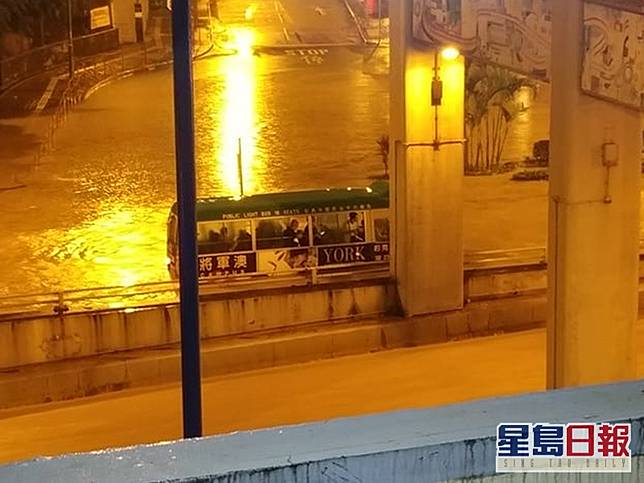 觀塘道下行車道暴雨浸滿水小巴的士死火一度被困