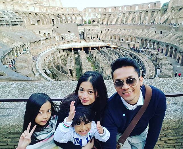10 Potret Mesra Keluarga Angie 'Virgin' yang Kini Tinggal di Inggris