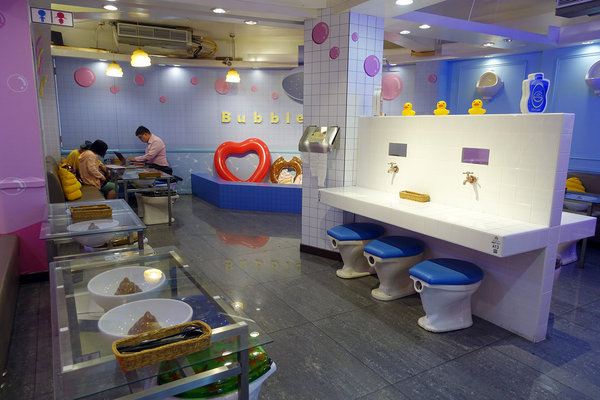 士林打卡餐廳-便所歡樂主題餐廳，士林網美下午茶餐廳，有廚師現點現做好吃餐點，價錢不貴好拍好玩，適合聚會、包場的士林ig打卡餐廳