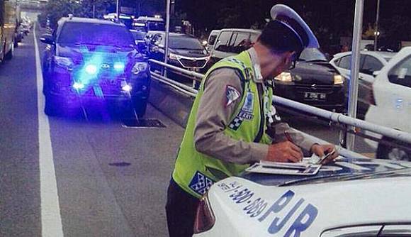 polisi tilang mobil pribadi pakai lampu rotator