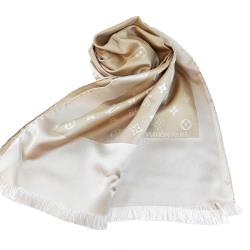 ◎九八成新展示品-半價出清|◎|◎品牌定位:國際精品品牌:LouisVuitton/LV類型:圍巾材質:蠶絲尺寸:長度122x寬度34公分顏色:混色系/撞色系,米色系適用季節:秋冬