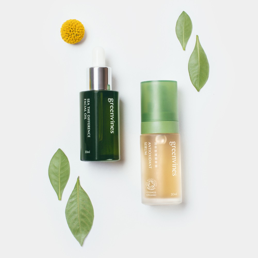 綠色海洋精華油 承載國際最新油萃趨勢的緊緻成分「海洋藤竹」，獲得超過百位網友的 5 星好評推薦，有效撫平細紋、使肌膚緊緻亮澤，上市三個月熱銷萬瓶，顧客好口碑值得你試試 !混合至乾性肌膚、純素者適用，亦