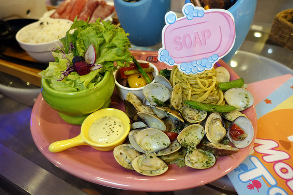 士林打卡餐廳-便所歡樂主題餐廳，士林網美下午茶餐廳，有廚師現點現做好吃餐點，價錢不貴好拍好玩，適合聚會、包場的士林ig打卡餐廳