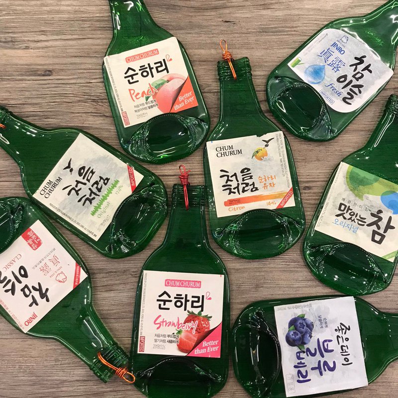 使用原酒瓶真露製作壓扁、保留原形與紙標 可用於店家居家裝飾、佈置、吊掛⋯ 窯燒過後綠瓶更為透亮，增添更多室內美感。