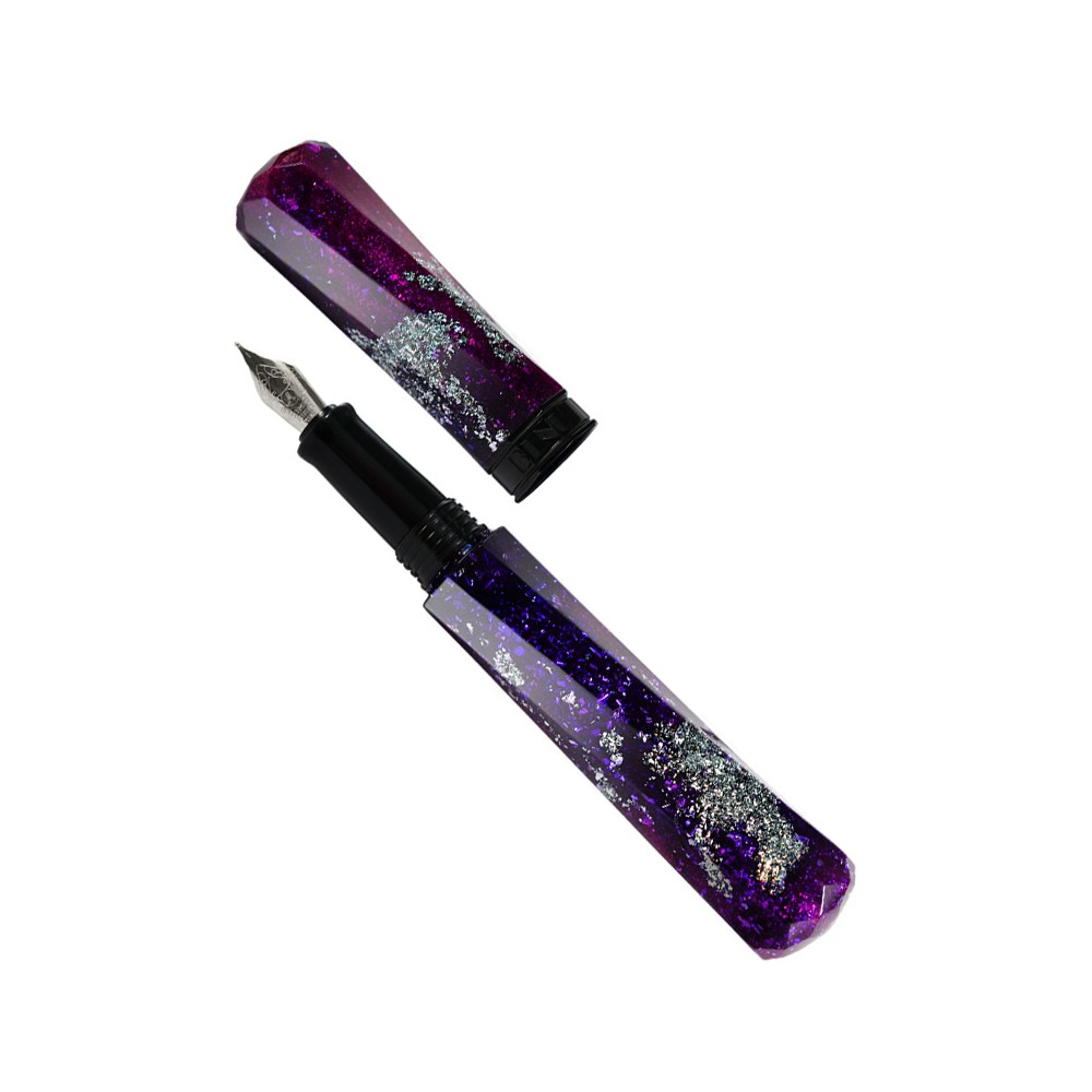 Benu – 源自於對美麗的事物極致的熱愛縱使科技不斷進步，始終還是無法取代人們對於手寫文字獨有的溫潤情懷。Benu來自俄羅斯設計師Alex Semain與Kate Dmitrieva的新創作品，希望