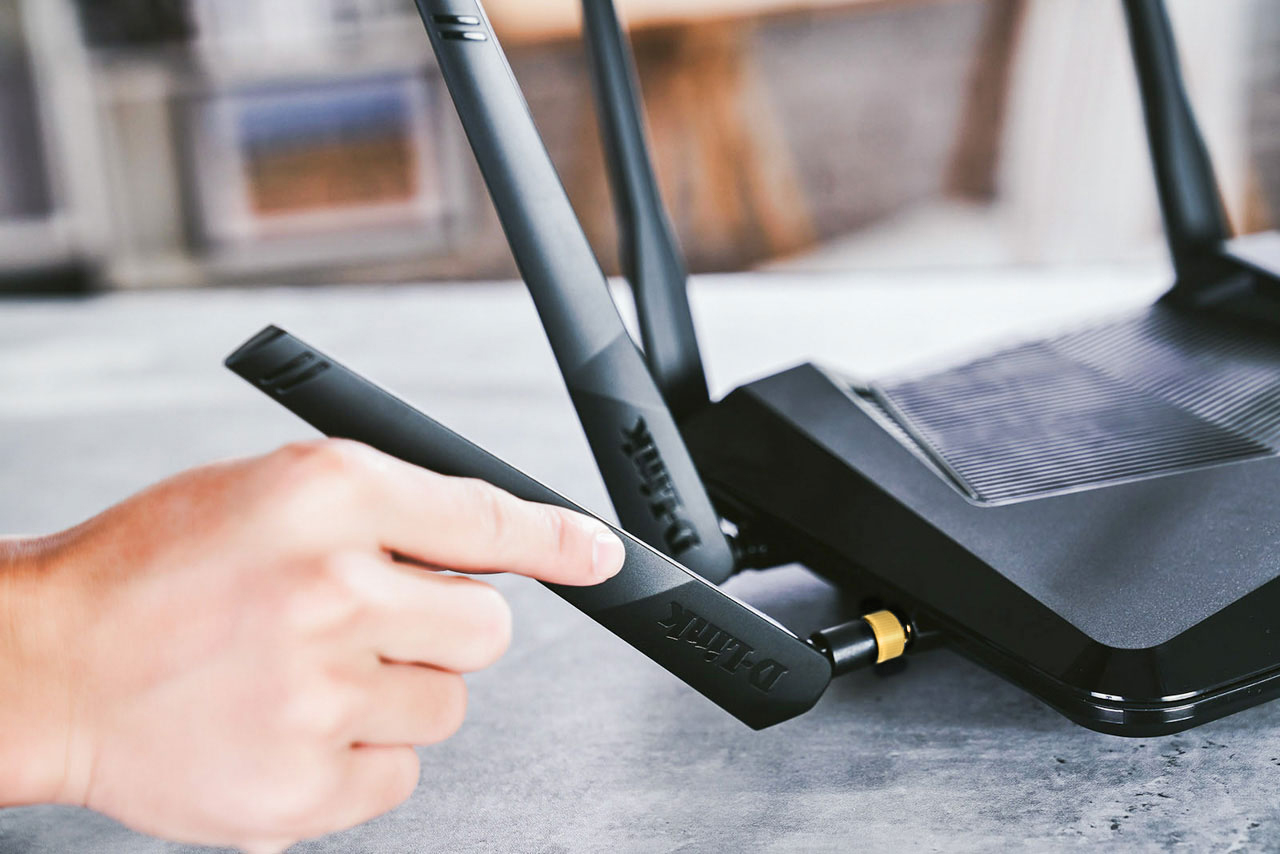 六支天線皆可自行手動調整角度，以獲得最佳的收訊效果。