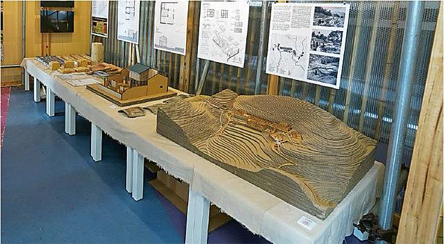 重建客家村–鍾宏亮率領中大建築學院團隊，在沙頭角梅子林就地取材，糅合實驗建築的想法，重建客家村落。（主辦單位提供）