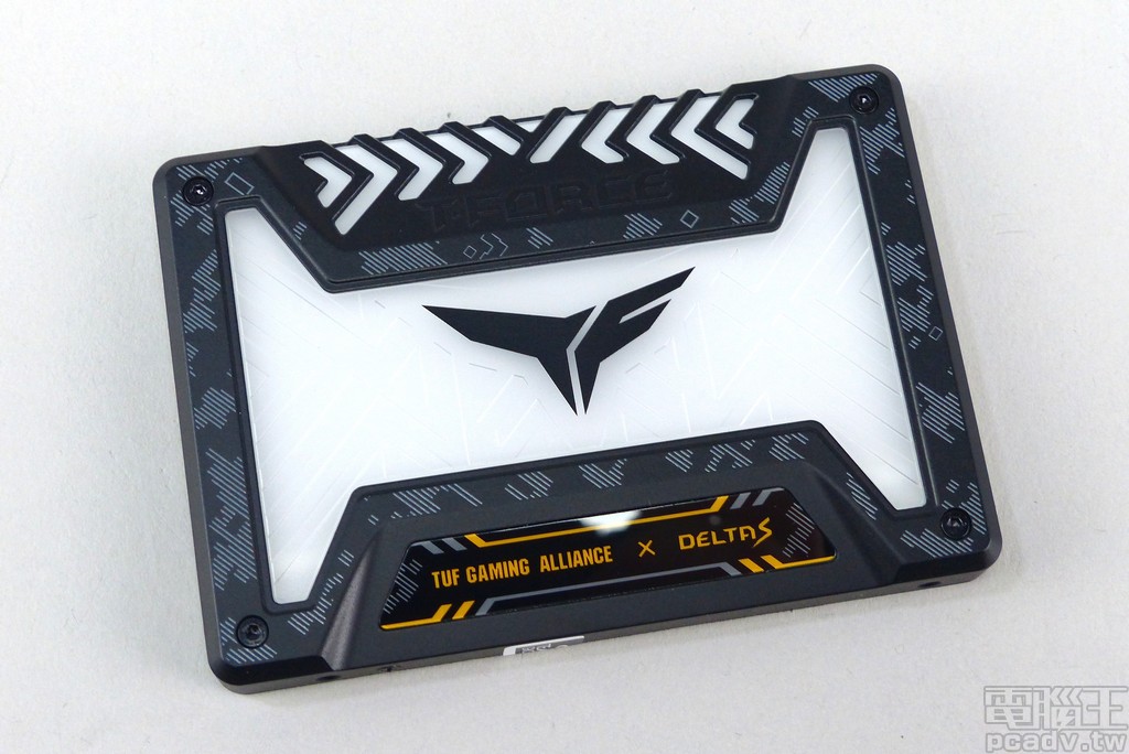 DELTA S TUF Gaming RGB SSD 白色部分均為發光處，發光占比為 5：3，並依據 TUF Gaming 風格做出外觀調整