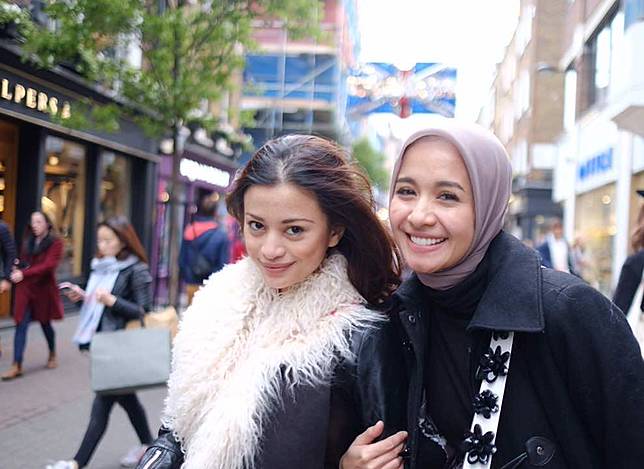 10 Potret Mesra Keluarga Angie 'Virgin' yang Kini Tinggal di Inggris