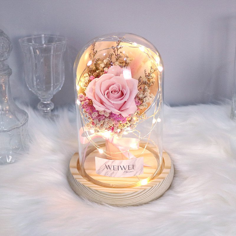嚴選日本進口永生玫瑰製作 放在LED玻璃罩內觀賞期約1-2年，CP值非常高的花禮 還可以在玻璃罩上客製文字~是不是非常特別?