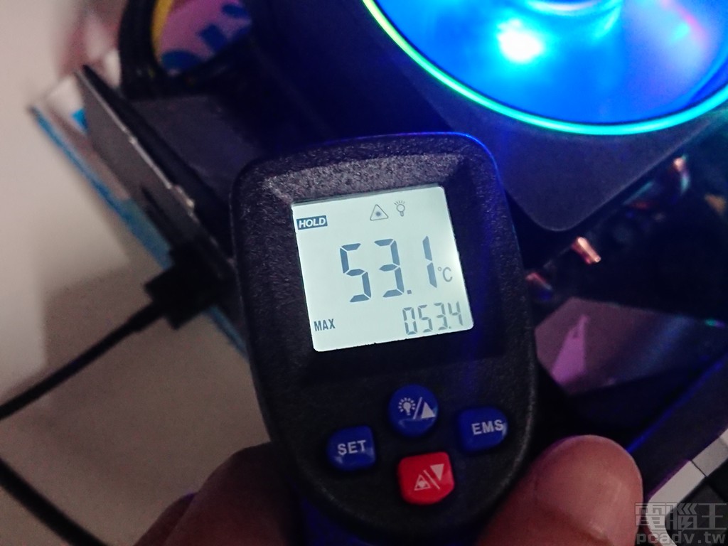 ▲ 安裝 Ryzen 9 3900X 執行 Blender 渲染算圖 10 分鐘過後，X570 I AORUS Pro WiFi 處理器供電轉換區散熱片表面溫度為 53.1℃，以此推論搭配 Ryzen 9 3950X 是小蛋糕 1 塊。