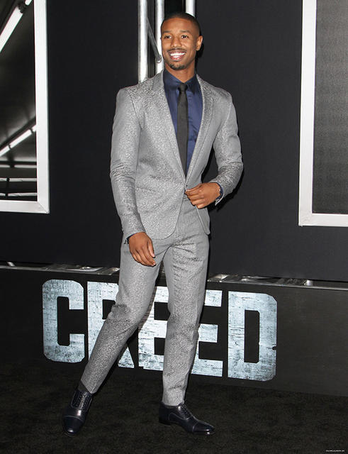 亮銀西裝使深膚色顯得更加亮麗