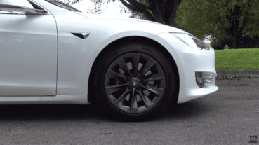 Tesla 獵豹起步模式實測影片 現蹤，看到壓低姿態的 Model S 請別惹它