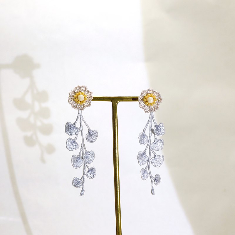 小花和樹葉刺繡耳環蛋白石紫紅色