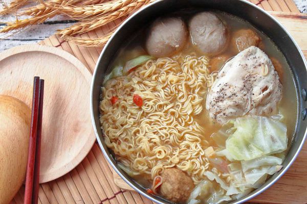 味王大食客-酒香燒雞湯麵、蔥燒牛肉湯麵、蒜香豚骨湯麵-宵夜美食免出門在家輕鬆用泡麵煮出餐廳級的美味小火鍋