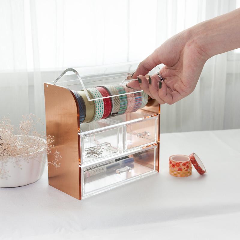 產品特色 紙膠帶、公仔隨你收納！ 玫瑰金增添收納質感，療癒心靈！ 產品介紹 商品規格 產地：台灣保固：無材質：壓克力、玫瑰金貼皮尺寸：16.5x 7.9x 16.2cm重量：650g內容物：玫瑰金美妝