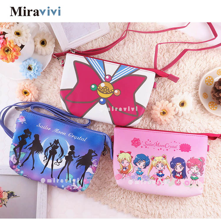 精緻五金，經典美戰人物彩繪印刷。雙層大容量，放置手機可直接觸控，超方便。拉鍊夾層可放置悠遊卡、紙鈔等隨身小物。精選pu皮材質，搭同色系揹帶，可愛又時尚。大容量設計，可裝7.5吋以下手機，保護您的愛機，