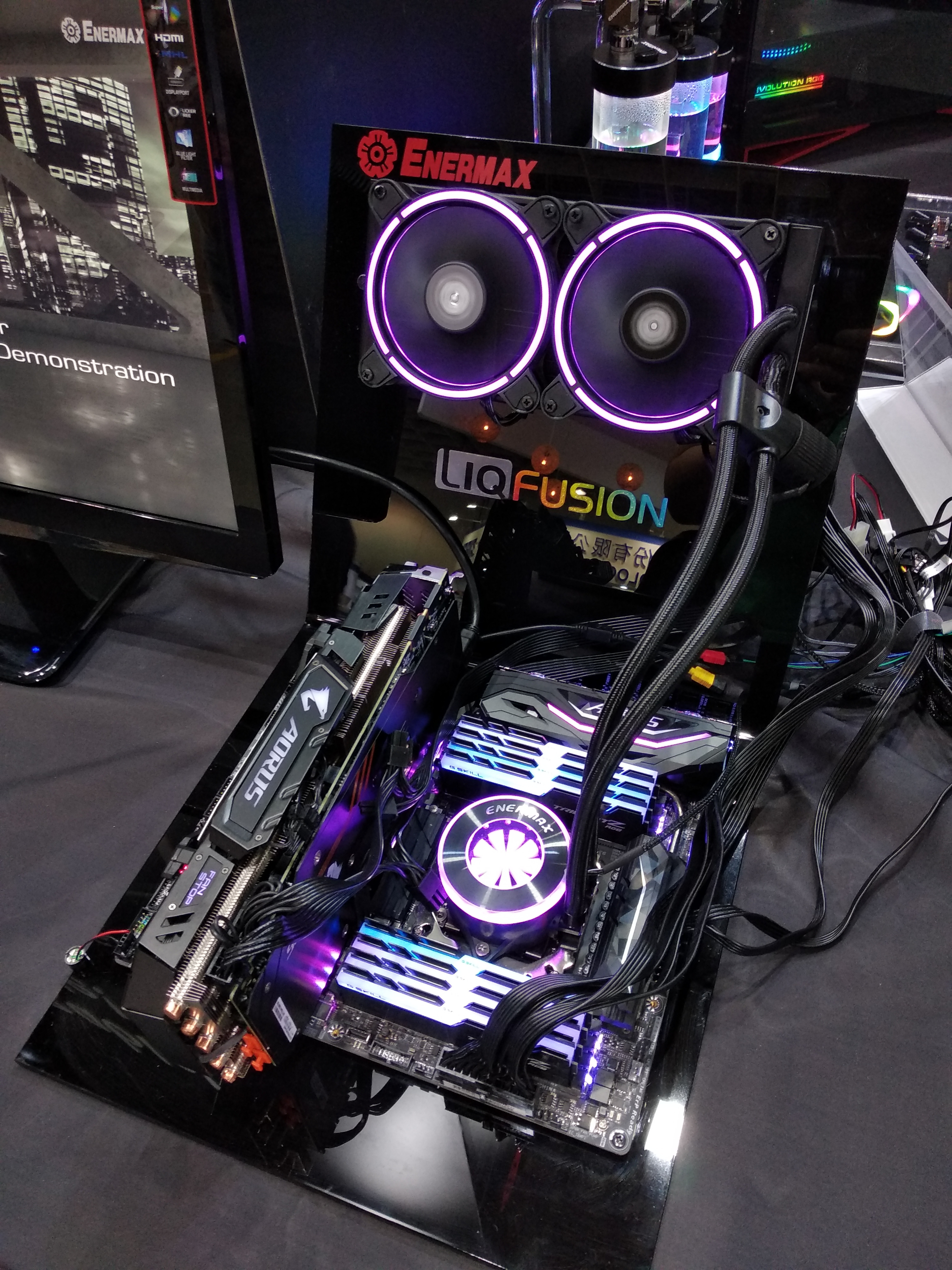 Computex 不能沒有 RGB！從鍵盤、機殼、主機板到風扇都要閃亮，一次看完展場中炫麗的「光害」產品