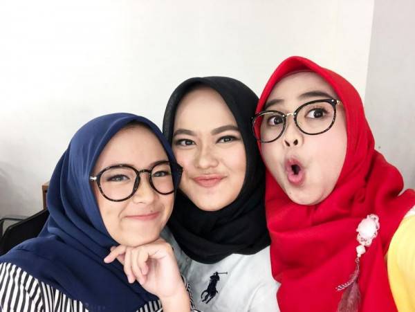 Hengkang Dari Sabyan Gambus Ini 10 Potret Menawan Anisa Rahman