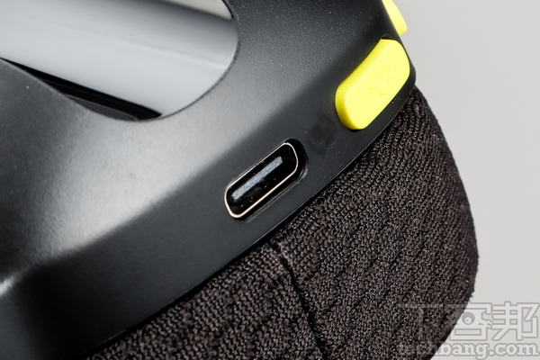 充電介面 採用普及的 USB-C 接口，充飽之後最高可播放 18 小時。