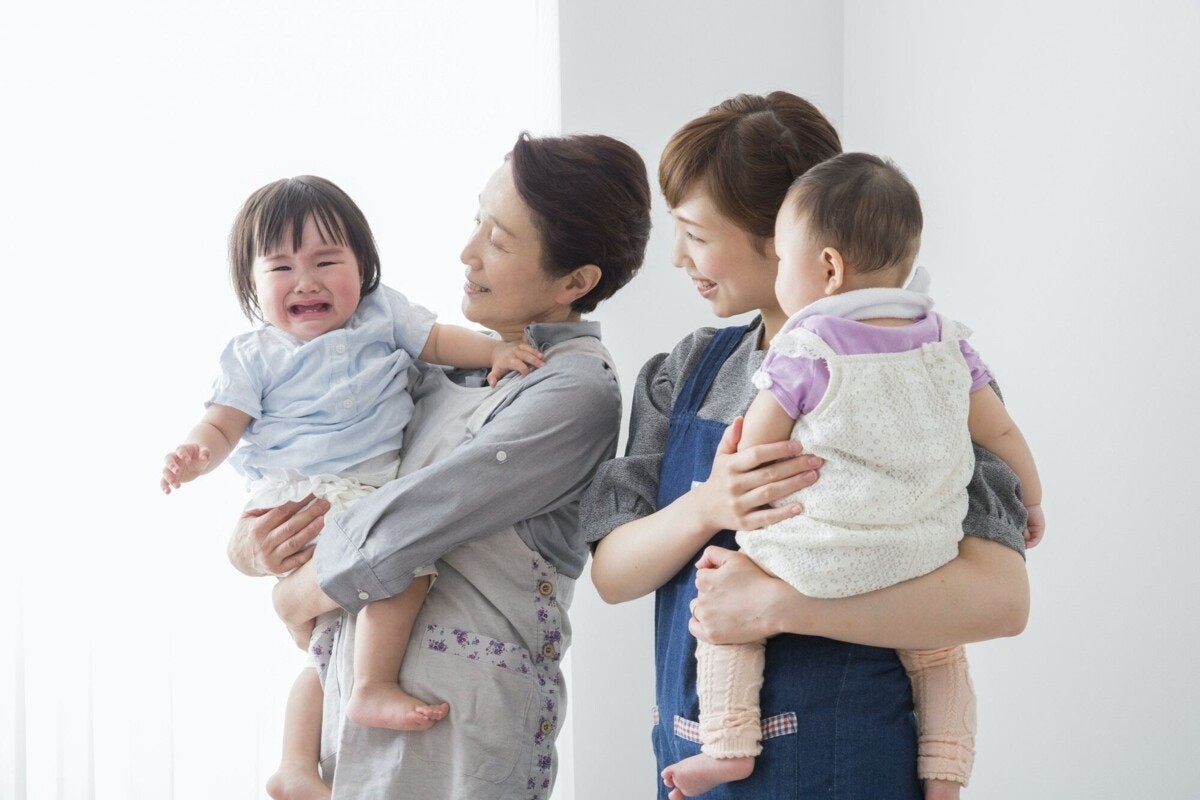 1歳で人見知りが始まった 赤ちゃんが人見知りする本当の理由と対処方法 ママリ Mamari