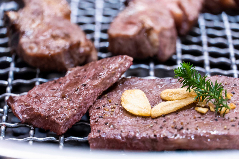 美國Prime冷藏安格斯黑牛厚切牛排。(圖／哞哞屋提供)