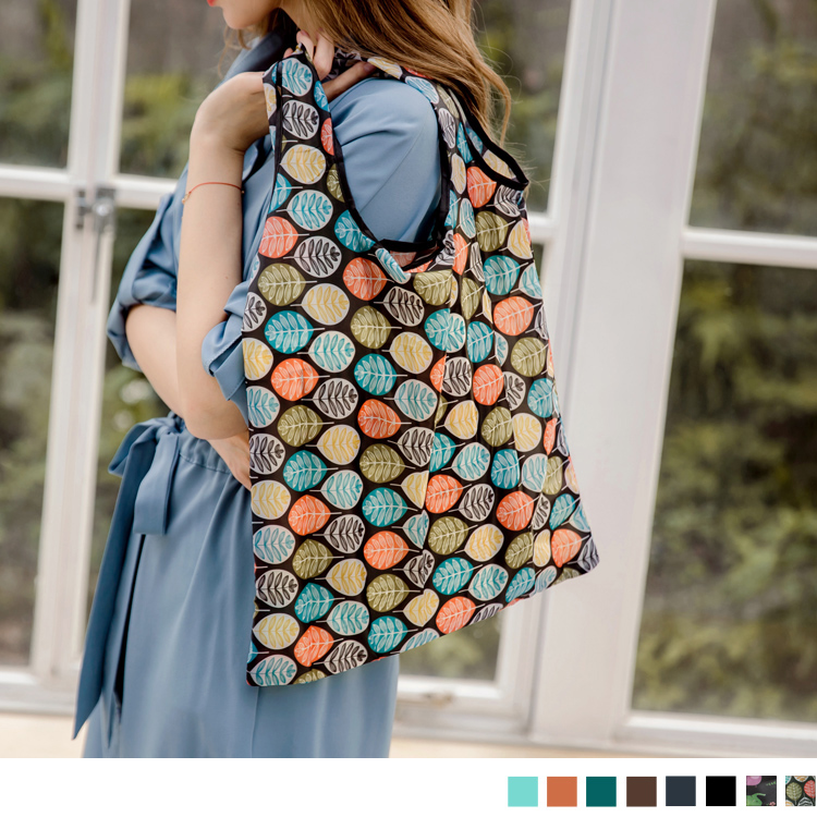 防波水材質面料，減緩水珠滲入速度， 輕鬆擦拭不怕髒。 摺疊便利袋好收納，不佔空間。 滿版印花更給予時尚配搭。 此款摺疊便利環保袋，讓你生活更加便利。 ************** 小提醒： ＊包包寬約