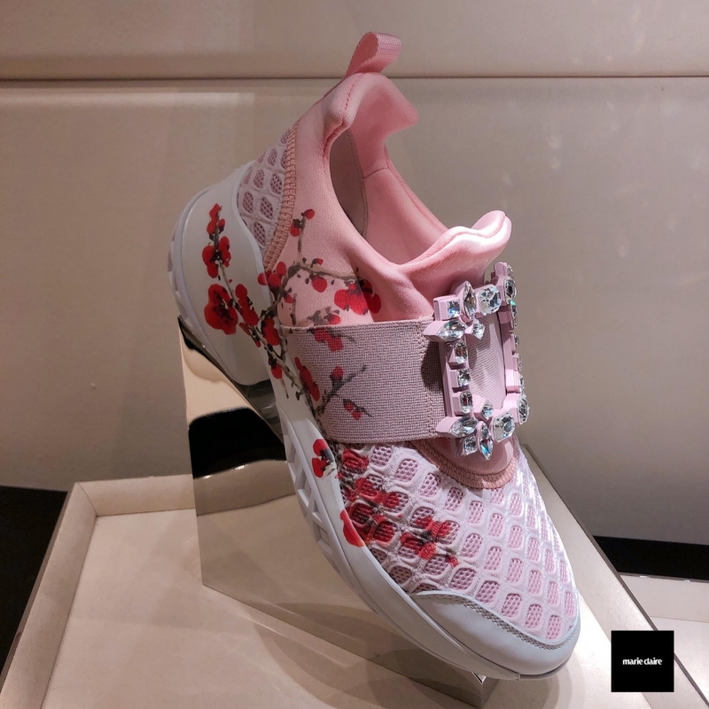 Roger Vivier Viv' Run水鑽扣飾休閒鞋（2020農曆新年限定款），售價NT$45,000。