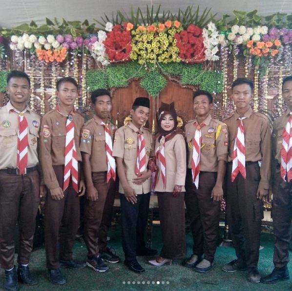 10 Potret Pasangan Menikah dengan Seragam Pramuka, Unik Abis