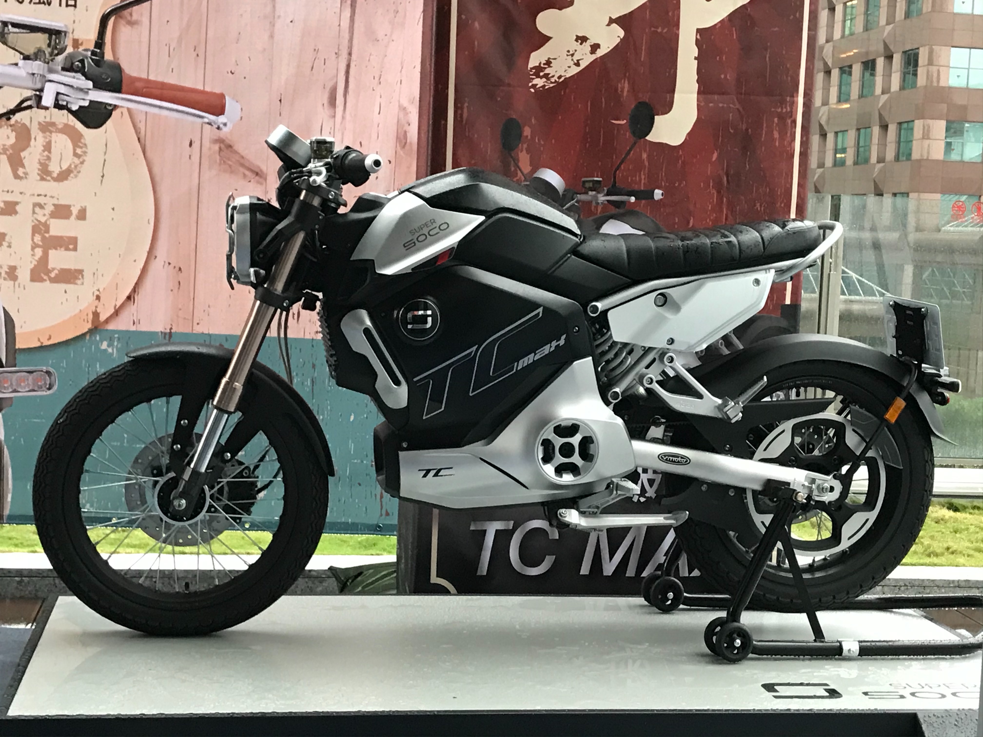 老j 推車 外觀激似檔車 全新電動機車super Soco Tc 問世 插座充電 時速100 公里飆到爽 Line購物