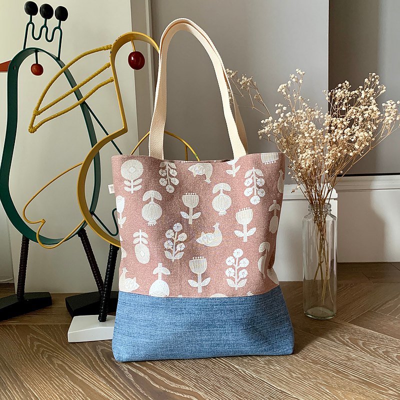 Yunqiue環保手作系列，嚴選日本製造厚棉布配上舊牛仔褲裁切而成的牛仔丹寧所做成的可愛田園帆布包，推薦給喜愛大自然的你。內層有兩個方便收納的口袋與磁扣，裝得下13吋電腦。