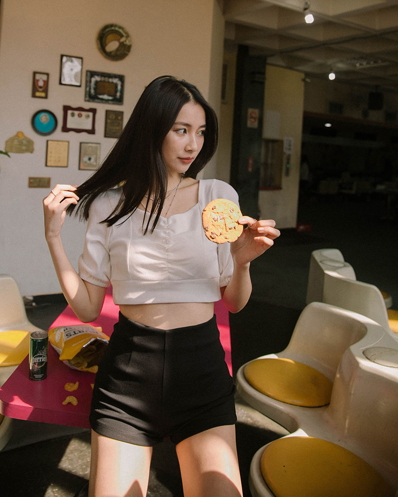 前抓皺設計/短版/造型車線商品長度/短版商品版型/合身商品厚薄/適中商品彈性/佳*深色布料因穿著時接觸人體溫度及洗滌後有脫色及染劑移染狀況，第一次下水脫色為正常現象。*棉/麻為天然纖維的面料，因吸濕性