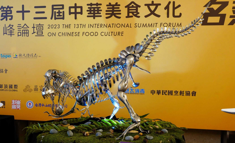 黃銘波以退役汰換的餐具創作成「刀光見影．魅力四射」。（圖／魏妤靜攝）