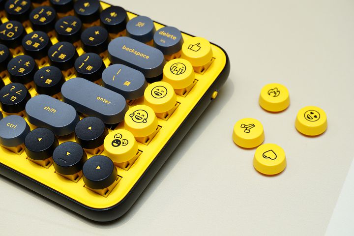 EMOJI 鍵位於鍵盤右側，並有額外 4 組鍵帽可供替換。