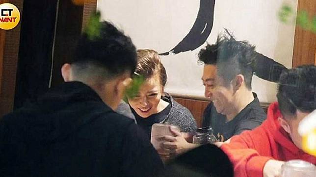 20200108王瞳與艾成並肩而坐，多次被男方逗得哈哈大笑，心情非常好。（圖／CTWNAT授權提供）